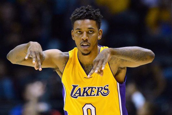 格林10+8+12库里5记三分，黄蜂后场双枪空砍60分，勇士交手7连胜