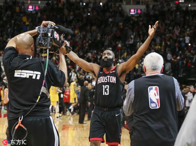 曼联中场门户大开，利兹联趁机发动攻势，但皮罗的弧线球射门稍稍高出门梁。 比赛所剩无几…… 89分钟 ｜ ⚪️ 1-1 🔴 ｜ #MUFC 来源：Stretford Paddock