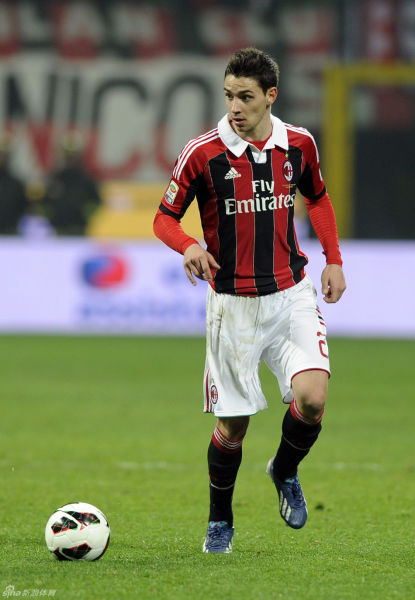 毫不知情！老鹰闪电交易，特雷·杨在替补席被告知交易，黯然离场