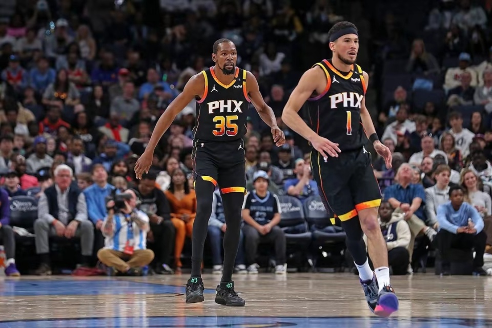 记者：邵佳一探班U22国足训练，与主帅安东尼奥相谈甚欢