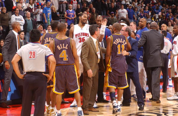 杜兰特关键中投命中，全场欢呼