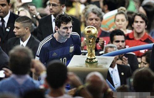 梅西2大争议：抓对手教练脖子并比划让他过来 当面怒骂主裁是懦夫