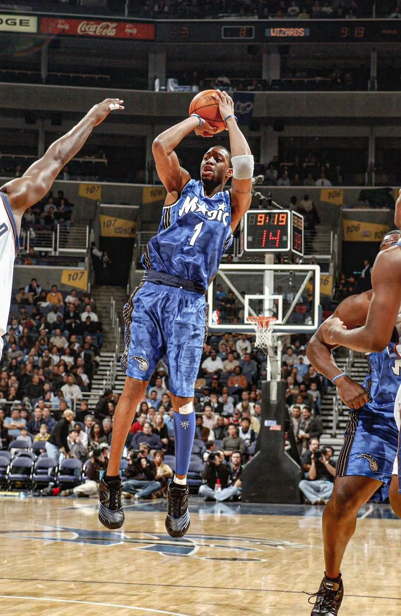 詹姆斯总助攻数升至历史第二！拉拉维亚面对旧主不手软！关键时刻的湖人太稳了！