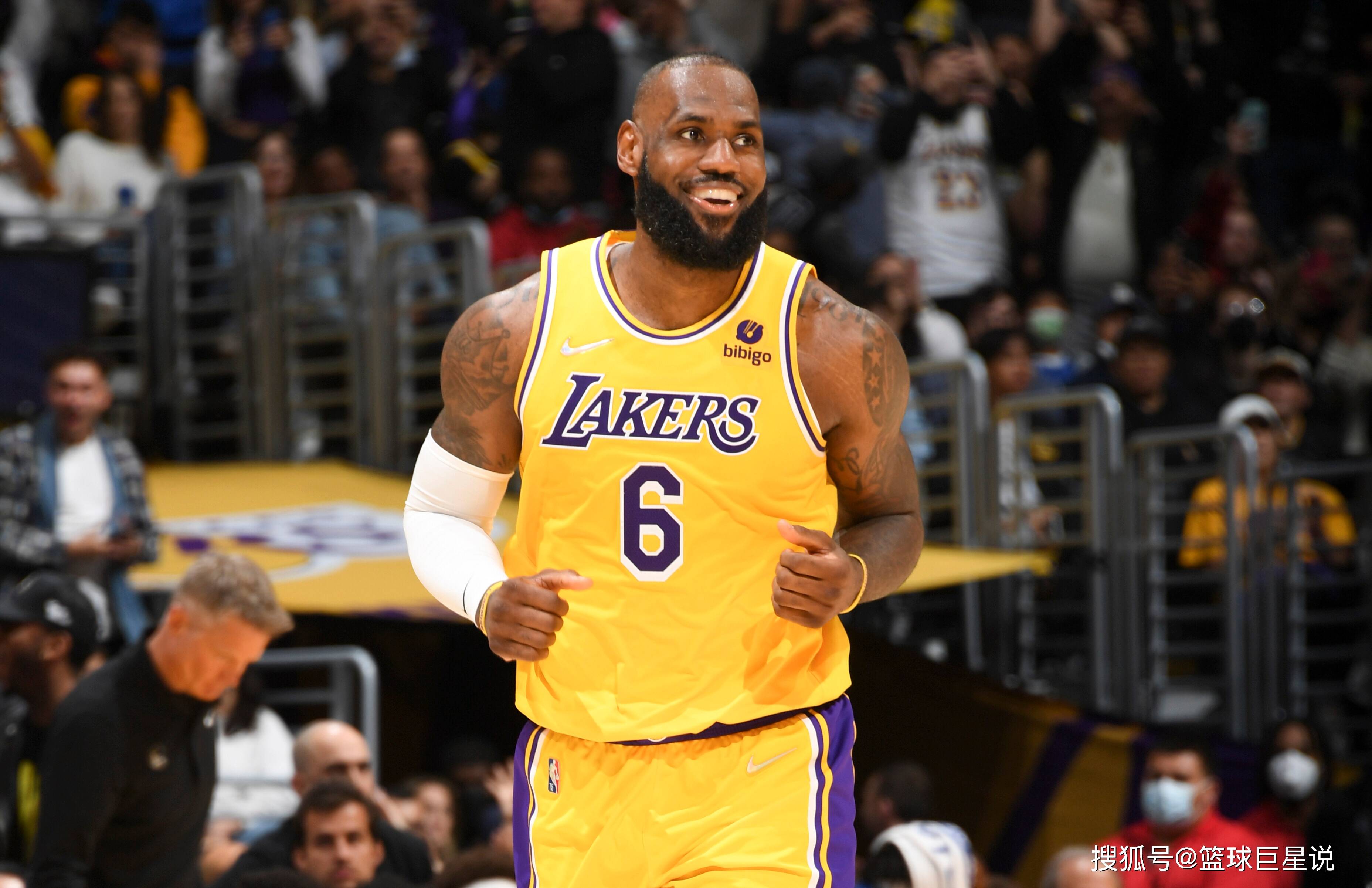 辽宁男篮连续两轮不敌广州龙狮，战绩止步杯赛，阵容调整和外援表现引发争议。