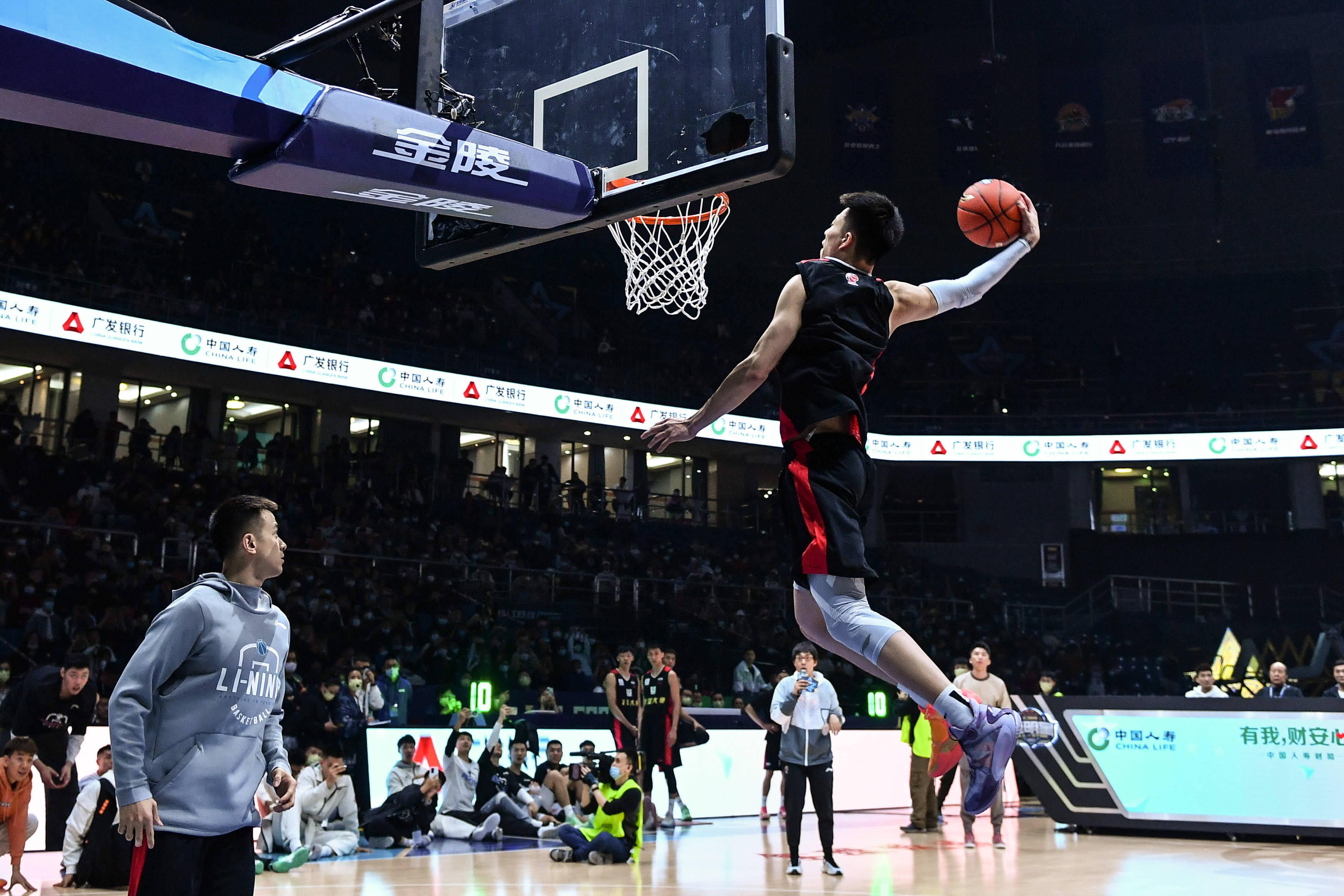 NBA新赛季首笔交易！27岁4届全明星控卫被贱卖，太离谱了